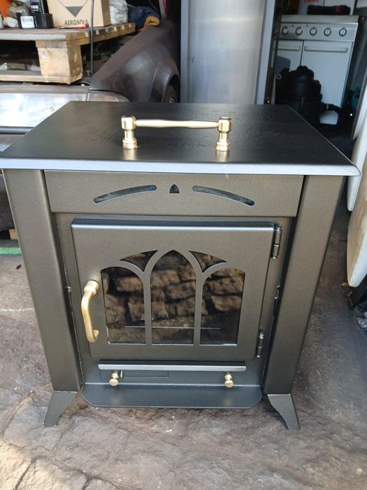 Vendo salamandra a lenha com tampo que abre e da para cozinhar.