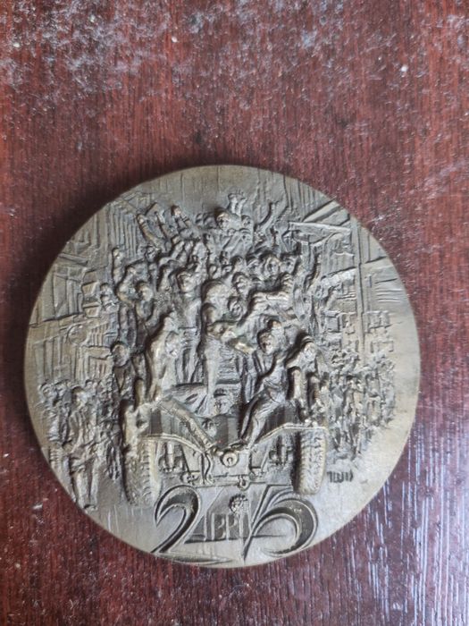 Nove Medalhas comemorativas latão