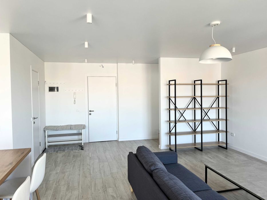 Продам простору квартиру-студію з панорамним виглядом по Коновальця