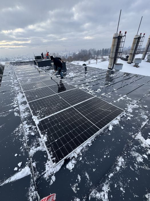 Usuwanie śniegu z dachu oraz zbijanie sopli lodu
