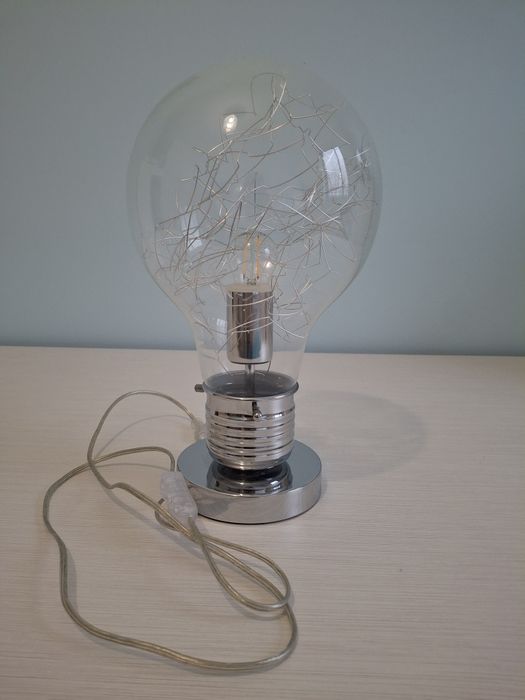 1 Candeeiro de teto e 1 mesa cabeceira