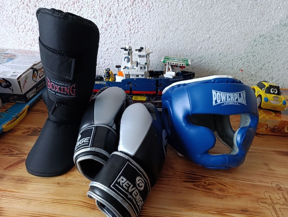 Спортивные перчатки,шлем и т.д для детей