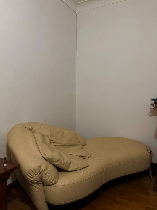 Sofá em pele amarelo claro como novo. Sem marcas de uso.