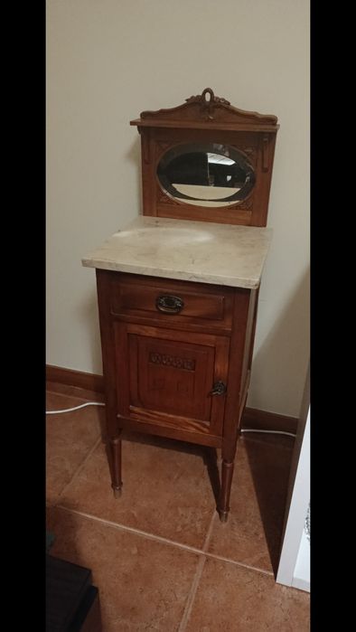 Móvel sala, televisão, cama antiga, mesa de centro, mesinha retangular, cómoda antiga e mesa cozinha