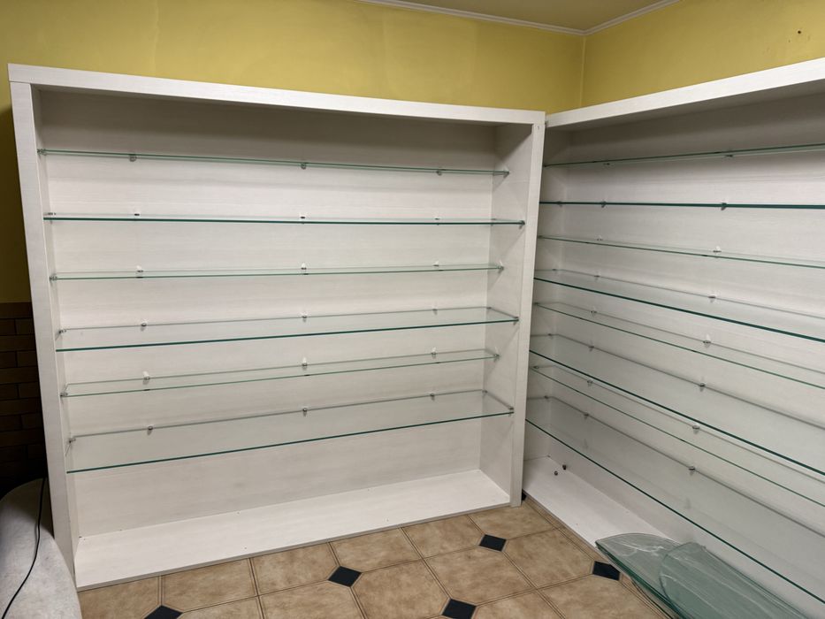 Продаються два стелажі з скляними полицями