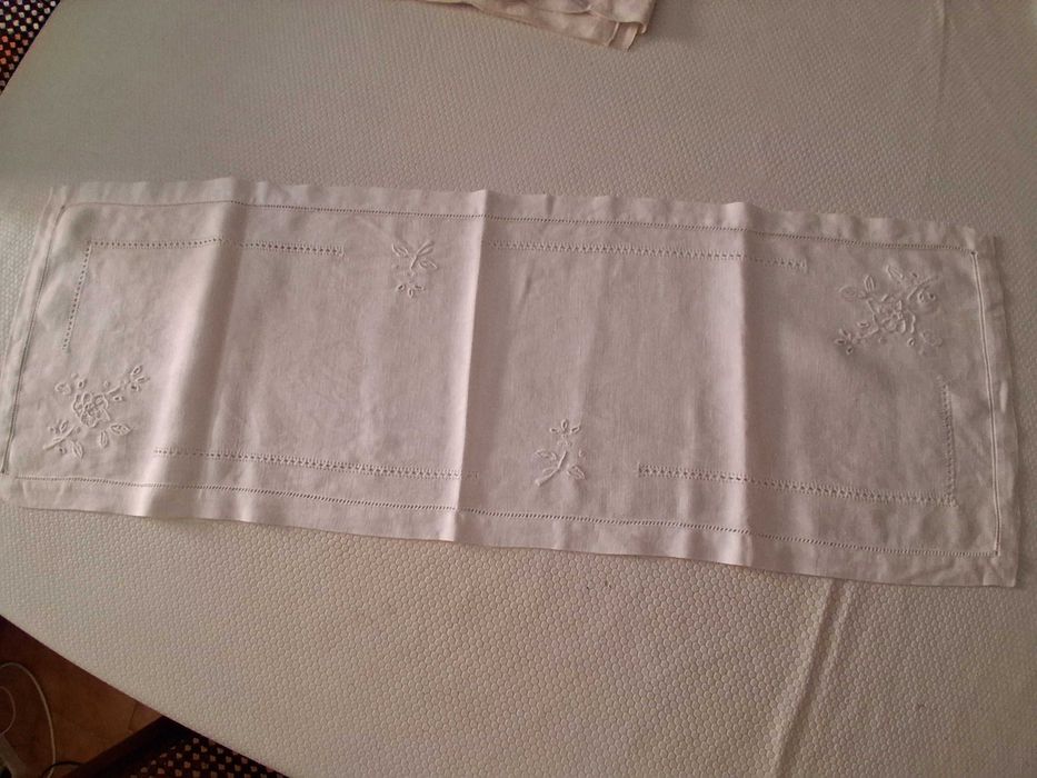 Caminho de mesa em linho, bordado, 84x29cm (Portes incluídos)