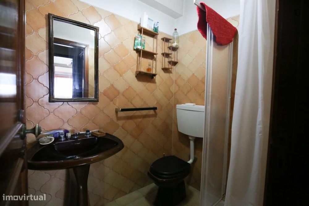 Quarto - localizado em Benfica Lisbon