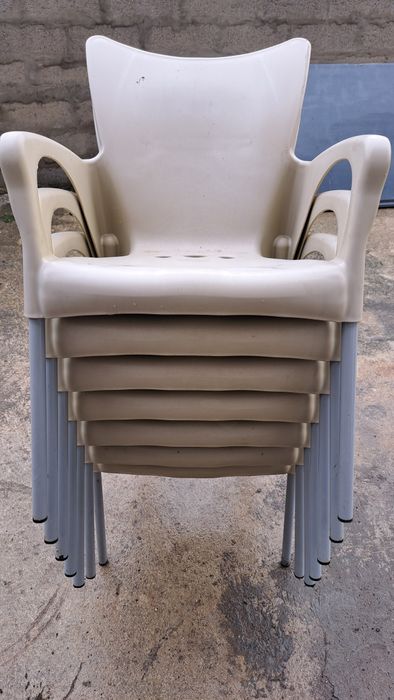 Cadeiras estão em bom estado.