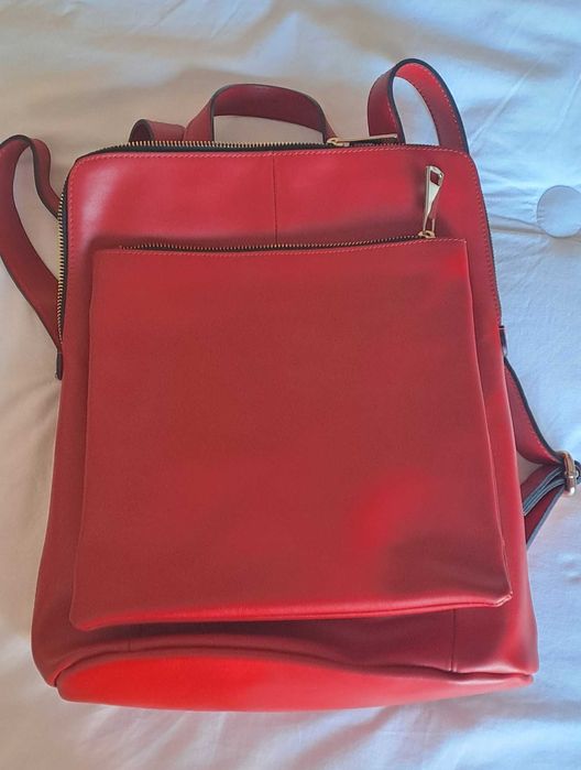 Mochila em pele vermelha