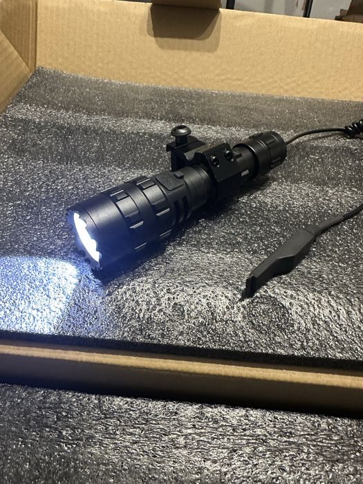 Lanterna led profissional com comando press airsoft caça