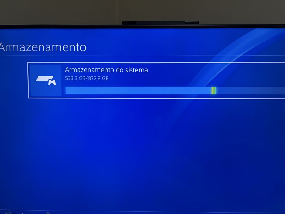 Vendo PS4 usada com comando