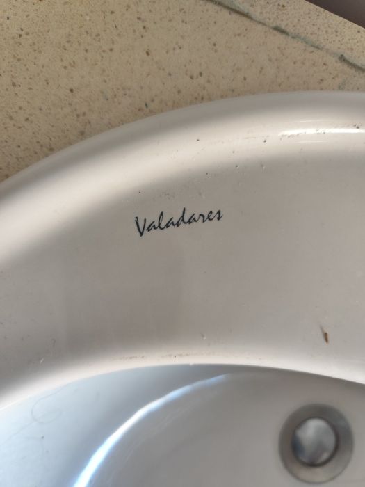 Móvel de casa de banho com lavatório Valadares e torneira