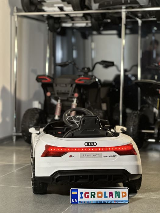 Сучасний дитячий електромобіль у стилі Audi E-Tron GT на акумуляторі