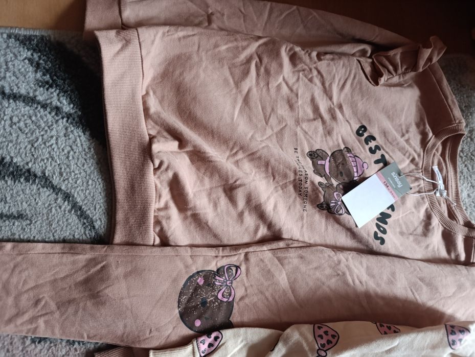 Dwa nowe komplety dresowe dla dziewczynki Sinsay 134