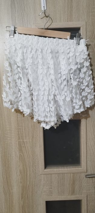 Krótkie koronkowe spodenki