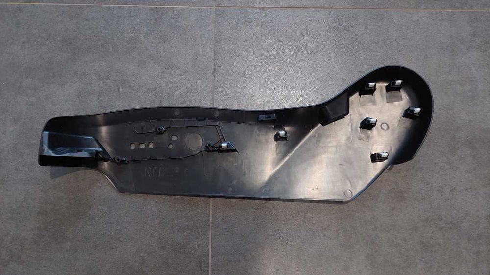 Накладка крісла правого Лівого під кнопки Tesla Model Y 1638331-LV-C