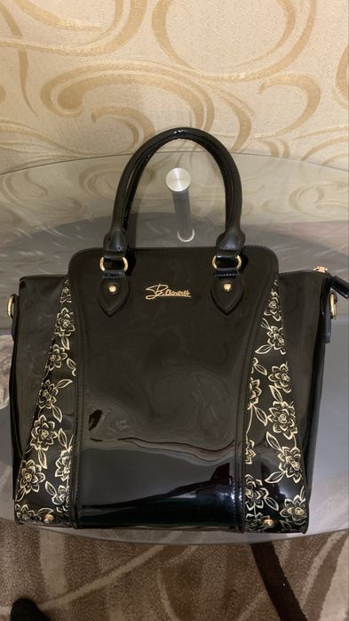 Продам сумку черного цвета, лакированная.