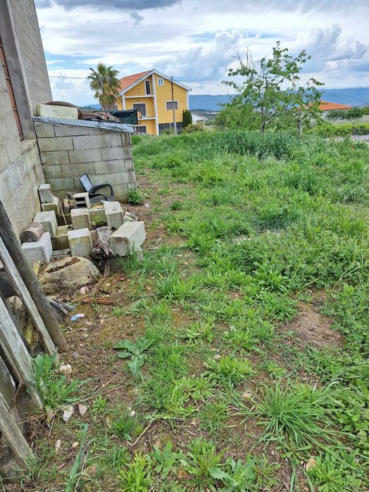 Vende-se Lote para Habitação com garagem feita