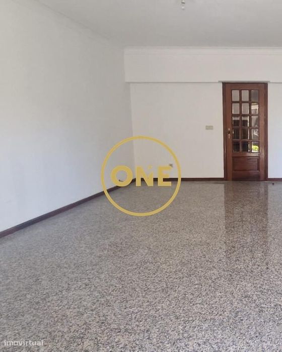 Moradia cheia de charme e potencial, a 450 metros da praia de Salgueir