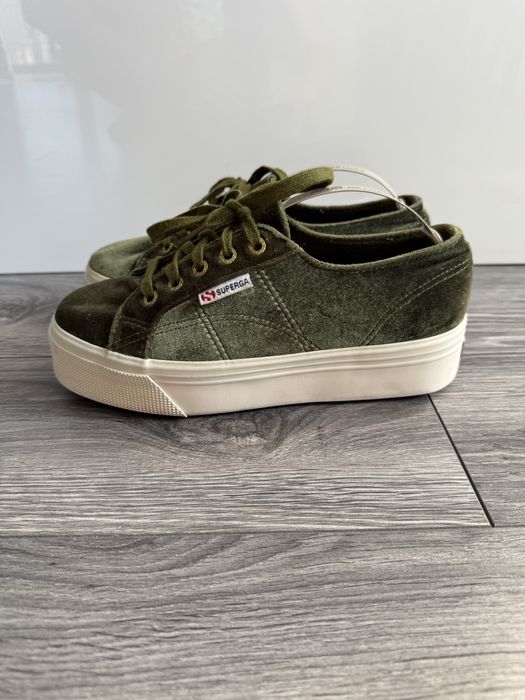 Welurowe trampki na platformie Superga 38