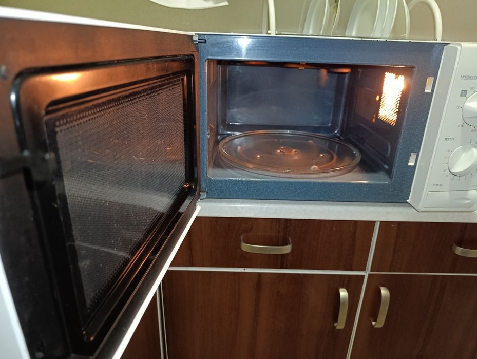 Мікрохвильовка SAMSUNG  CE2718 NR 750Вт, Гриль 1100Вт