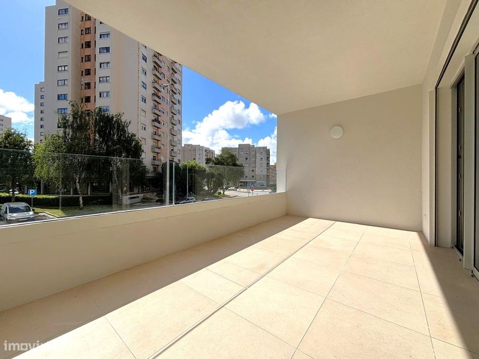 T1 c/Varanda Sul/Poente, Garagem e Arrumo em Ramalde