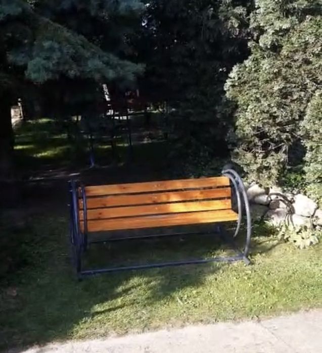 Ławka bujana do ogrodu