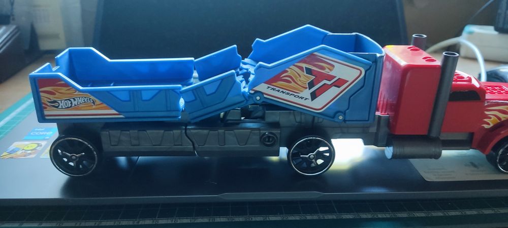Вантажівка Hot Wheels Хот Вілс Шалене зіткнення червоно-синій
