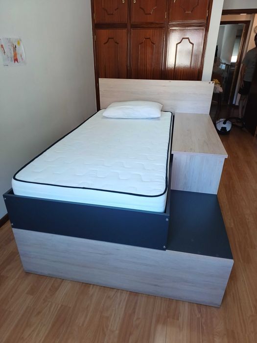Cama solteiro com arrumação