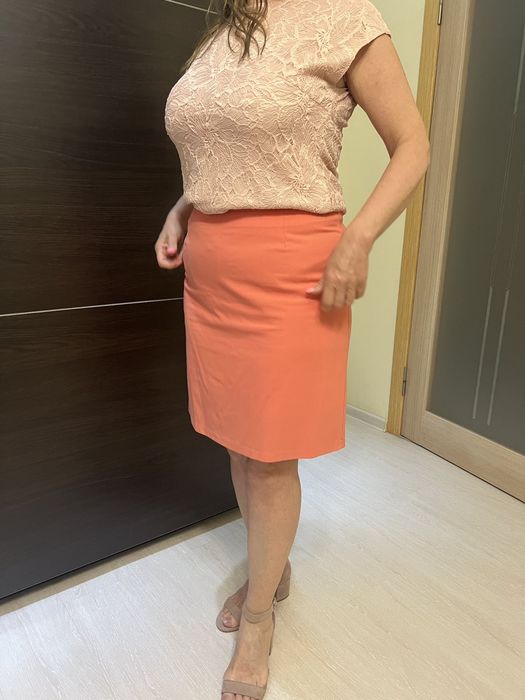 Элегантная юбка кораллового цвета