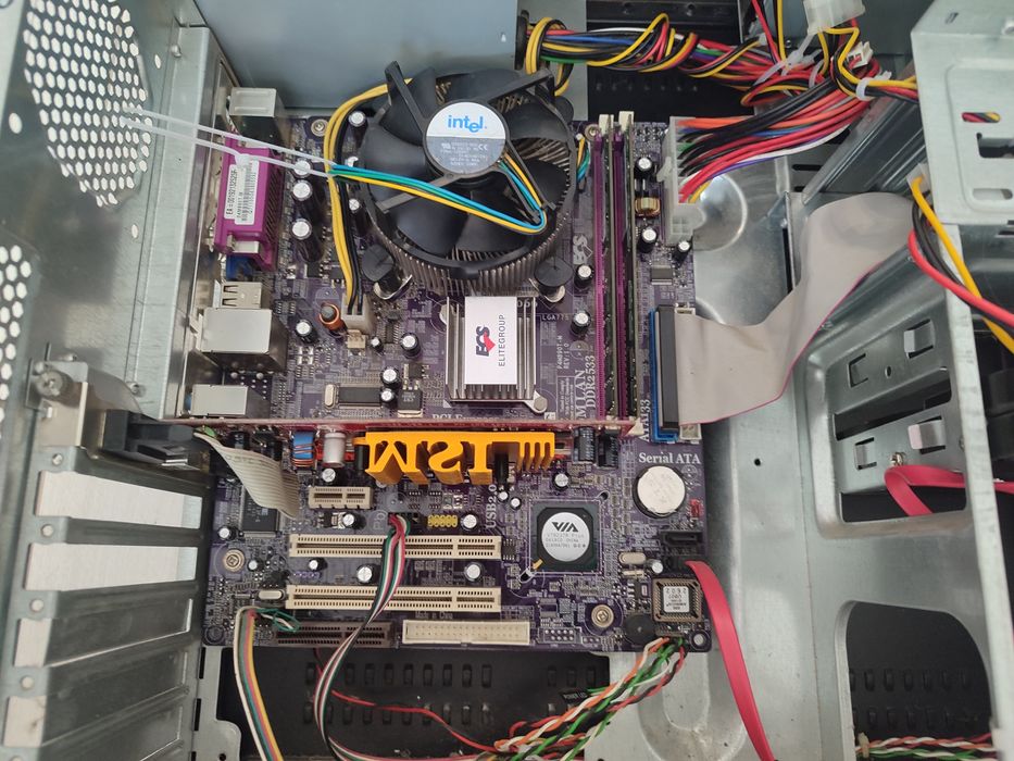 Комп'ютер стаціонарний LUXEON у робочому стані