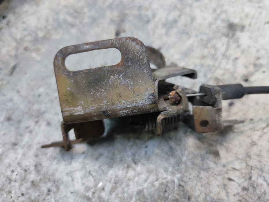 VW Golf III 3 Zamek Maski Pokrywy Silnika