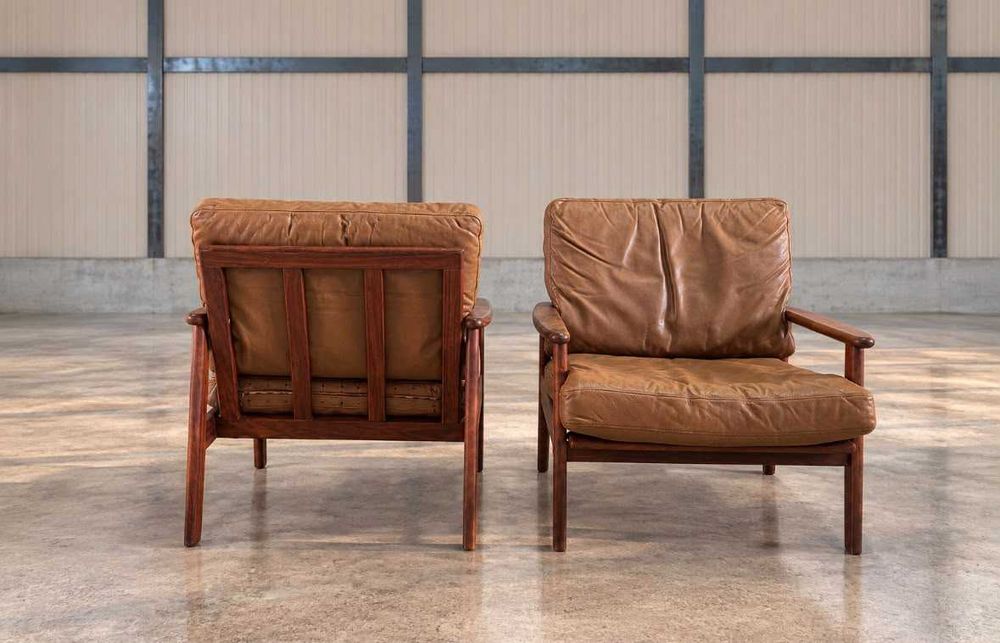 Par de Poltronas em Mogno