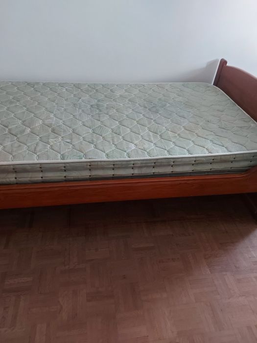 Cama de madeira do antigo vassoureiro com 2 gavetões  grandes