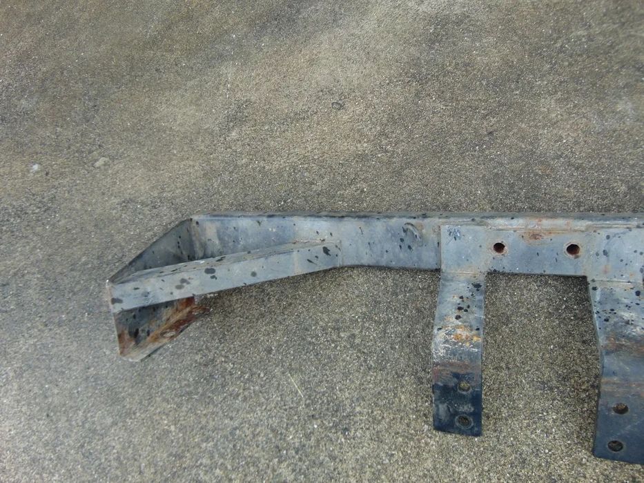 Nissan Patrol 260 estrutura gancho reboque usado em bom estado