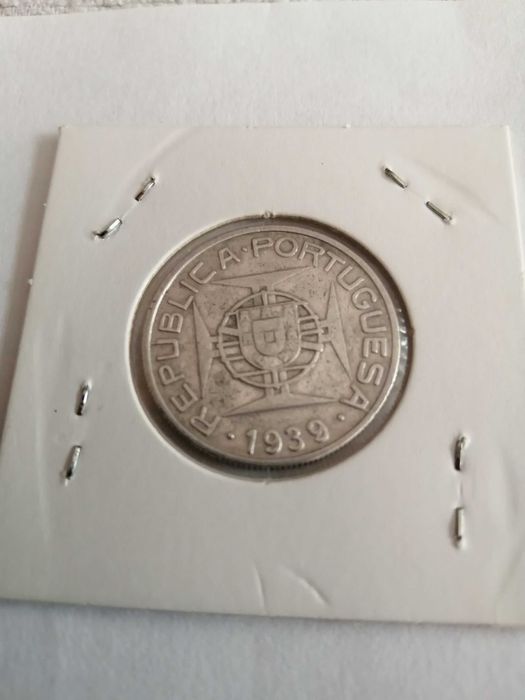 Moedas prata de S.Tomé e Príncipe de 5 escudos. Cada moeda tem 1 valor