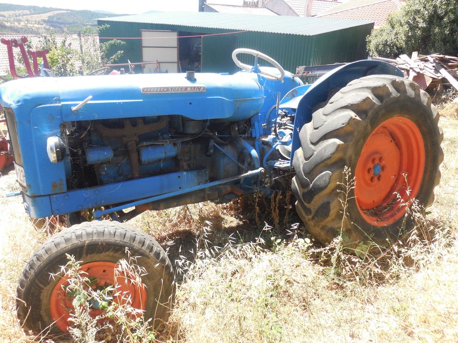 Trator Fordson Super Major com documentos.