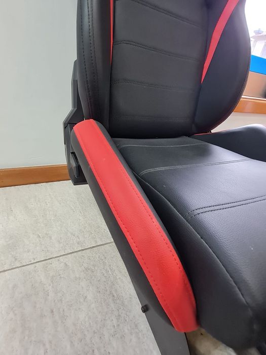 Playseat com Volante Thrustmaster TMX Pro Force Feedback + Pedais