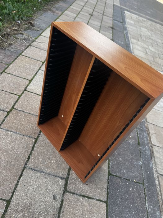 Szafka regał na płyty CD – drewniana, dużo miejsc