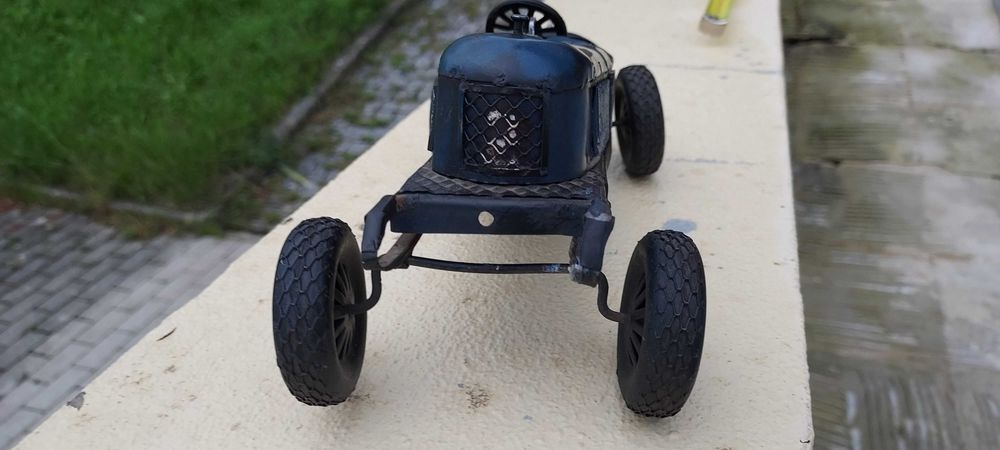 Modelo desportivo de carro em chapa - único