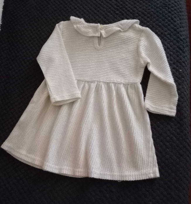 Vestido Bebé bege, com fio dourado, folho decote 6 meses - 68 cm