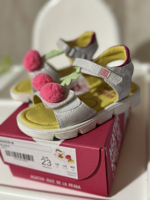 Vendo sandálias menina