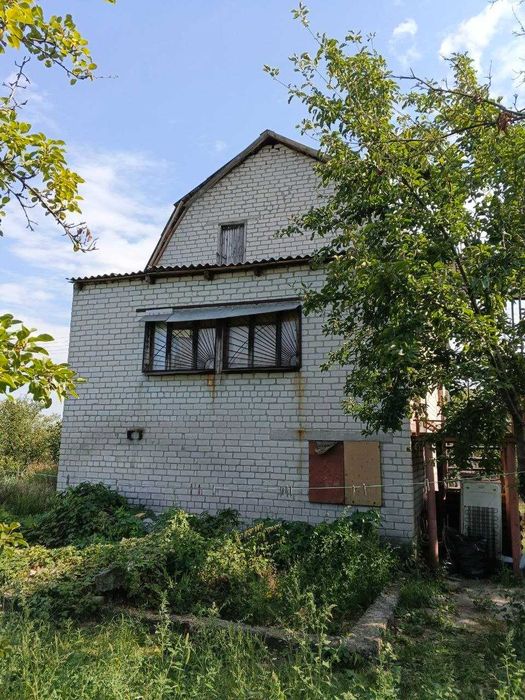 Здається великий 3-поверховий будинок у м. Самар біля річки