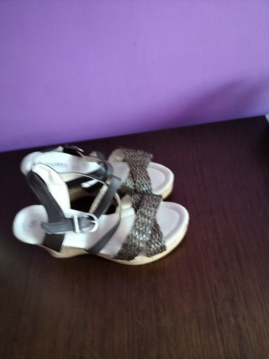Nowe śliczne sandałki r38 na koturnie