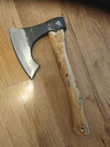 Topór wikingów, brodaty. Ostry i ciężki