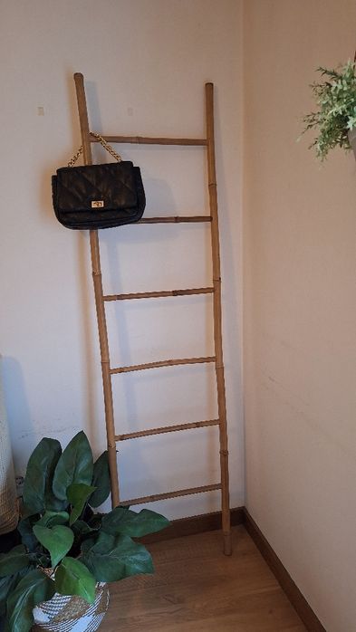 Carteira preta com corrente dourada