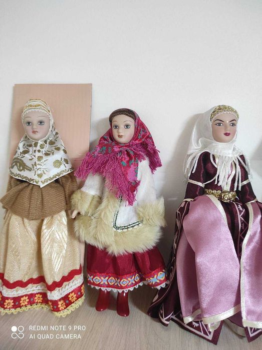 Порцелянові Ляльки в костюмах народів світу
