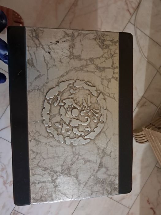 Arca pequena em madeira preta