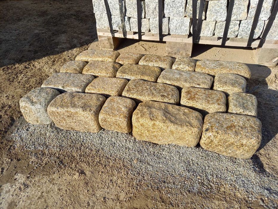 Kostka granitowa żółta otaczana