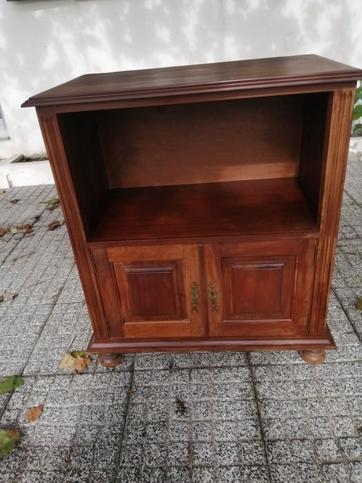 Um móvel em madeira